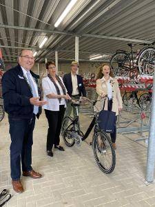 AzweiO Mobilitätsapp und die neue Radabstellanlage am Achimer Bahnhof vorgestellt